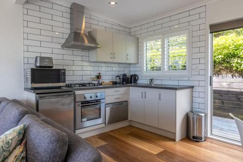 Te Whau Bach Two by Stay Waiheke in Omiha