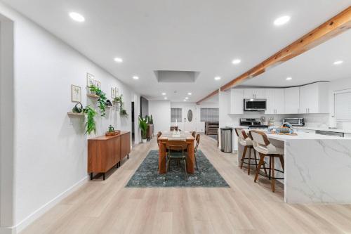 Kitchen, Luxury Retreat, Foosball, Pool table, NEW Upgrades in Otay