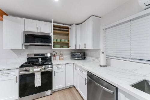 Kitchen, Luxury Retreat, Foosball, Pool table, NEW Upgrades in Otay