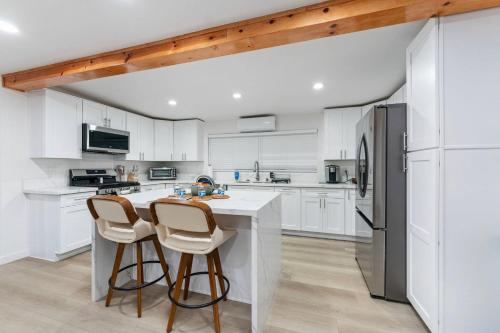 Kitchen, Luxury Retreat, Foosball, Pool table, NEW Upgrades in Otay