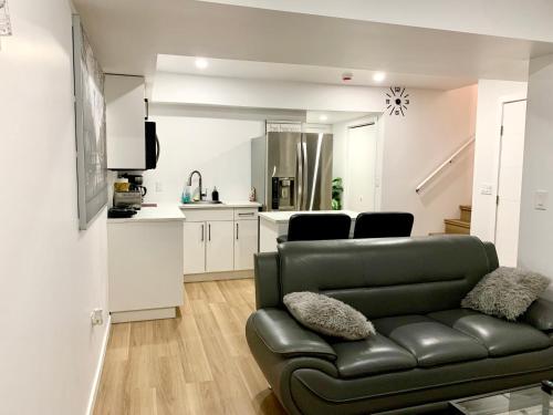 Royal Oak - 2 bedroom suite plus in-suite kitchen and laundry – khách sạn tại South Transcona