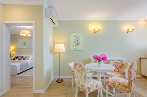1 queen bed, 1 sofa bed
