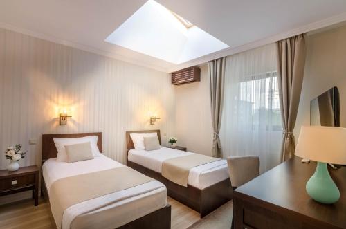 2 twin beds