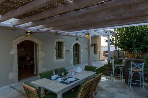 Exterior view, Traditional Stonebuilt Villa Leonanto, only 5 Km from a Sandy Beach near Great View