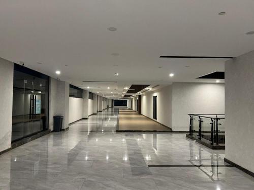 Executive Furnished 1-Bedroom Apartment Near Giga Mall ! City View Zeta Mall - image 3