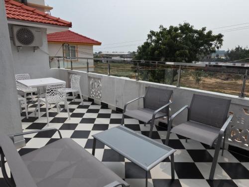 Erkély/terasz, La Vista Ocean - Calm Coastal Villa on ECR - 4 BR Private Stay in Mugaiyur