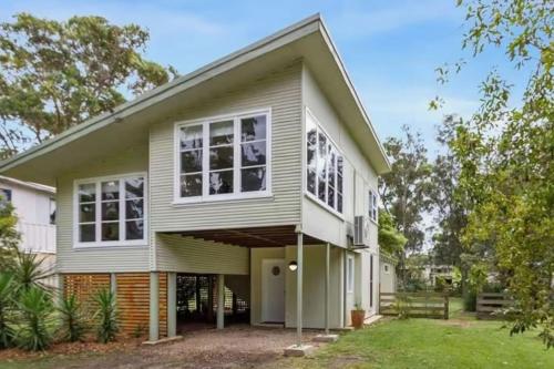 Kangaroo Cottage, Cunjurong Point Coastal Getaway in Lake Conjola