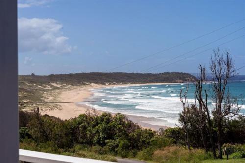 The Beach House Family and Pet Friendly Beach Location in Lake Conjola