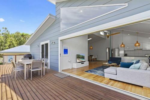 Blue Sky Beach House in Lake Conjola