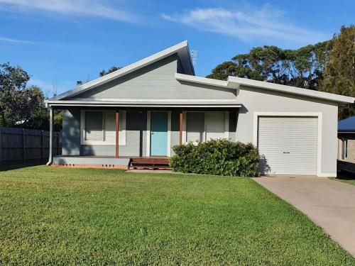 Blue Sky Beach House in Lake Conjola
