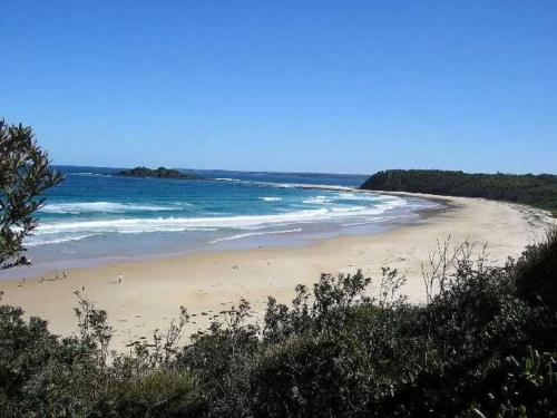 Blue Sky Beach House in Lake Conjola