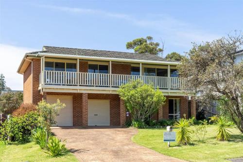 Manyana Beach Getaway - 200m to the beach, child friendly holiday home. in Lake Conjola