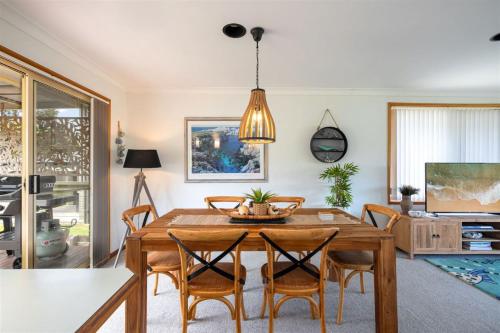 Manyana Beach Getaway - 200m to the beach, child friendly holiday home. in Lake Conjola