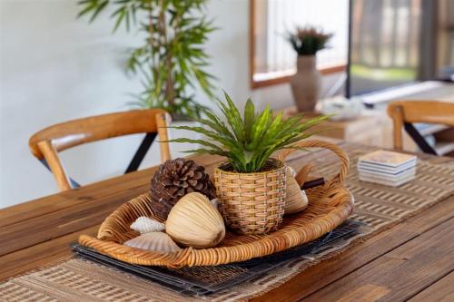 Manyana Beach Getaway - 200m to the beach, child friendly holiday home. in Lake Conjola