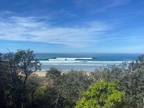 Manyana Beach Getaway - 200m to the beach, child friendly holiday home. in Lake Conjola