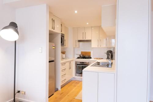 1BD Free Parking Netflix Work desk Baby cot Pool in Waterloo