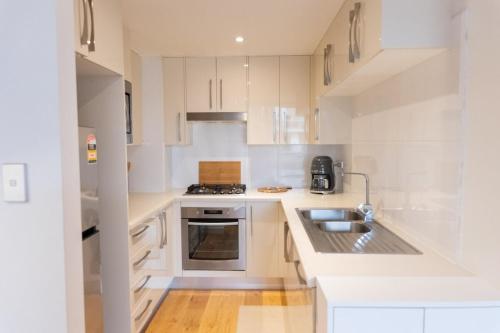 1BD Free Parking Netflix Work desk Baby cot Pool in Waterloo