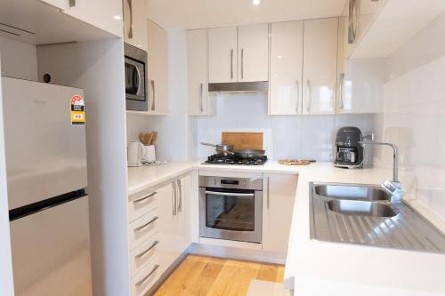 1BD Free Parking Netflix Work desk Baby cot Pool in Waterloo