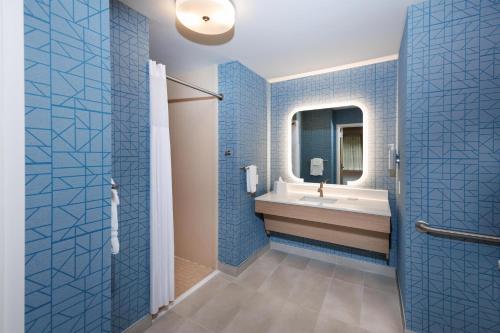 Suite with Two Queen Beds and Roll-In Shower - Mobility and Hearing Access/Non-Smoking