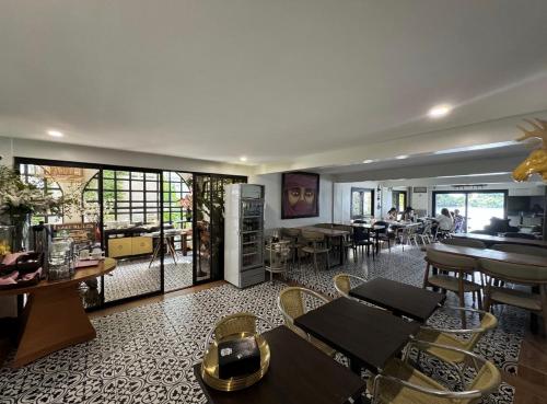 Restaurant, Tahum Lake Resort in Los Banos