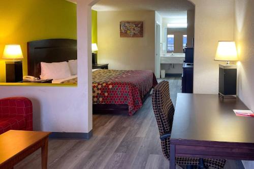 Econo Lodge Inn & Suites - main image