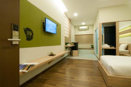 room detail thumbnail 1
