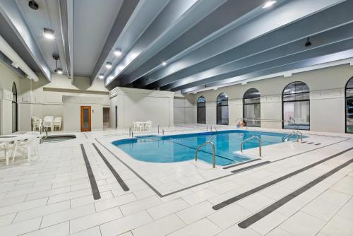 Clarion Hotel Branson - image 8