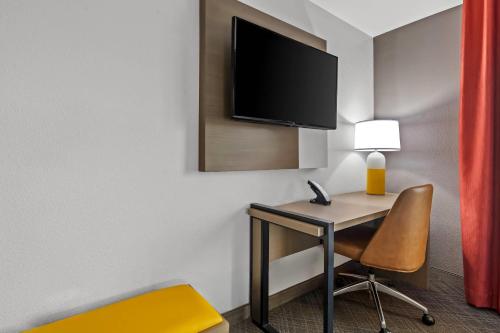 Comfort Inn & Suites - image 37