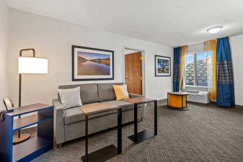 Comfort Inn & Suites - image 38