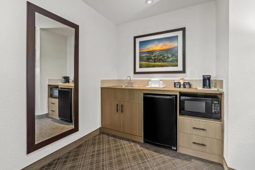 Comfort Inn & Suites - image 29