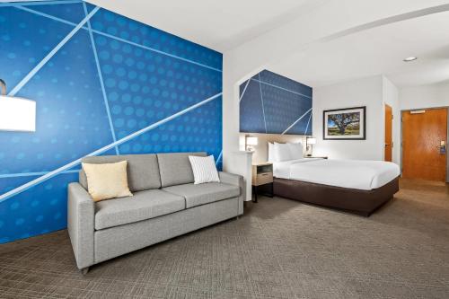 Comfort Inn & Suites - image 27