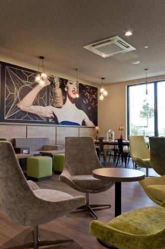 Super 8 by Wyndham Munich City North - image 5