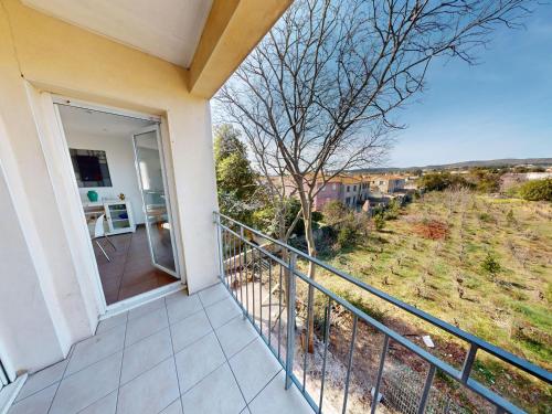 Frontignan : Appartement 2 pièces avec terrasse, parking, proche plage et commerces - FR-1-785-5