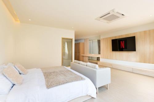 Spacious 4BR Muji Home with Loft  Pool in Ekkamai