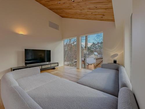 Chalet Hikaru - A Light-Filled Luxury Retreat 4BR