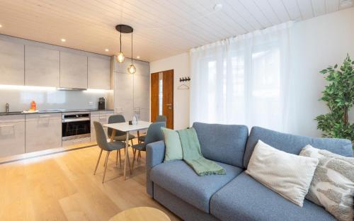 Konyha, Mountain view with balcony and free parking in Lungern