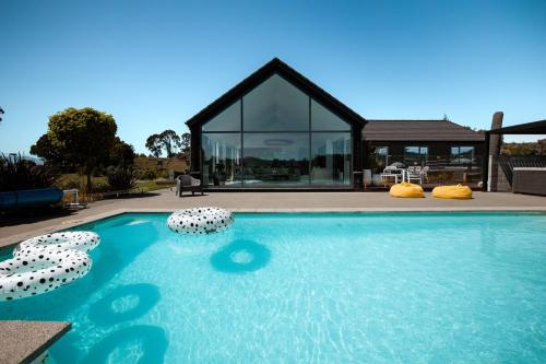 Hill-Top Oasis with Pool and Spa on 2ha just 5mins to Wharf – khách sạn tại Vịnh Ruby