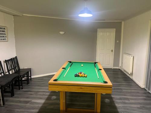 Spacious 4-Bed Bungalow with Games Room & Parking – khách sạn tại Stoneygate