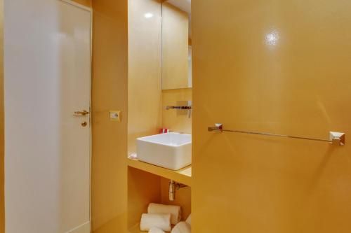 Trevi Fountain Luxury Home - image 7