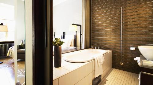 room detail thumbnail 2