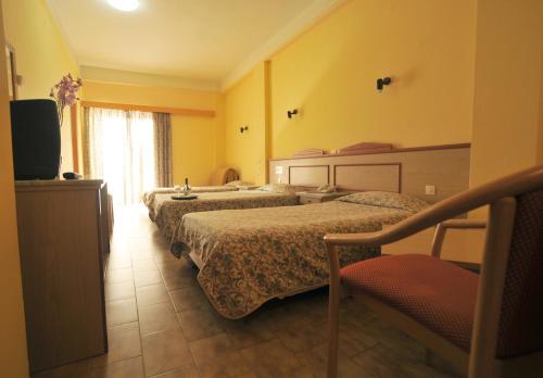 1 double bed, 1 twin bed