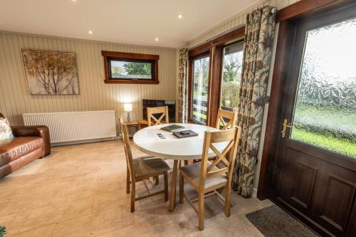 บริการและสิ่งอำนวยความสะดวก, Birch Lodge 20 with Hot Tub in นิวตันสวีวาร์ท