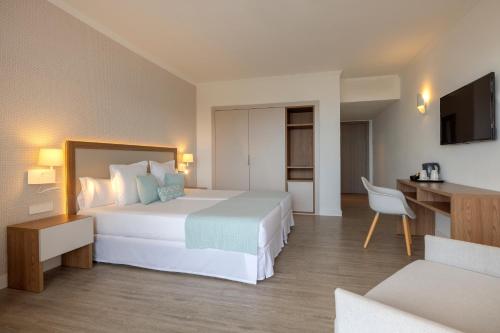 2 twin beds, 1 sofa bed