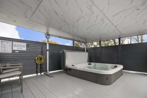 Arranview Lochside Pods & Lodges all with private Hot-tubs in Fenwick