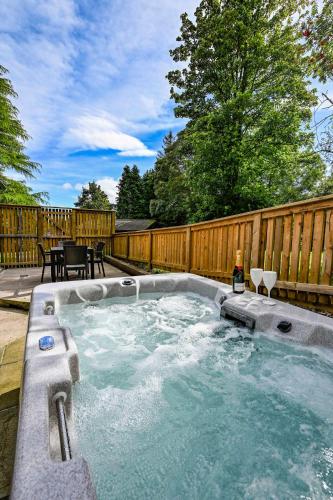 Birch Lodge 18 with Hot Tub, Newton Stewart