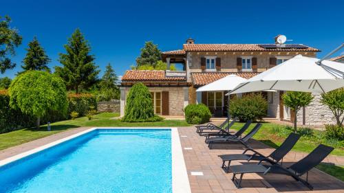 Rustic villa Stancija Martina with pool in Tinjan – khách sạn tại Kringa