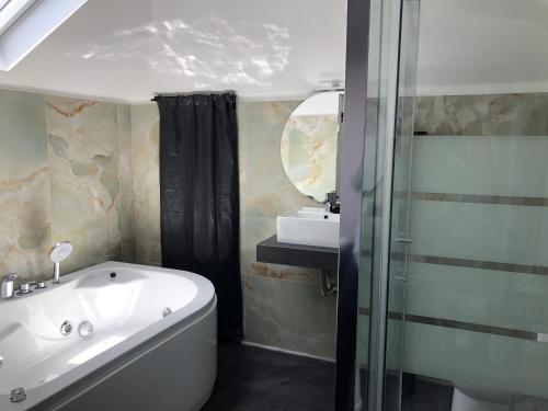 VOLCANO'S SUITE - ETNA - Private Room with Jacuzzi in Catania Center 2
