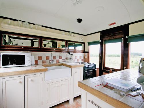 virtuve, Railway Carriage Two - E5601 in Wetheringsett