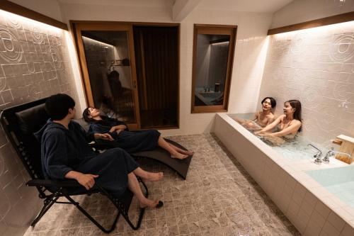 Irori & Private Sauna IRORI BY LUGSTAY Luxury Townhouse 3 Minutes from the Station