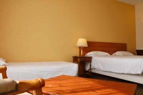 1 queen bed, 2 twin beds